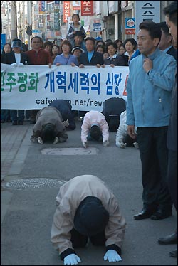 추 선대위장의 3보1배에 많은 시민들이 관심을 보이며 뒤 따르기도 했다. 